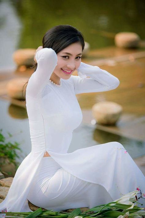 脫了她裙子摸進(jìn)她的內(nèi)褲里親吻
